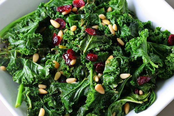 Salat mit Grünkohl und Nüssen — Stockfoto