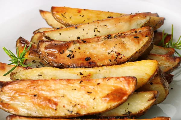 Жареный розмариновый чеснок картофельные клинья — стоковое фото
