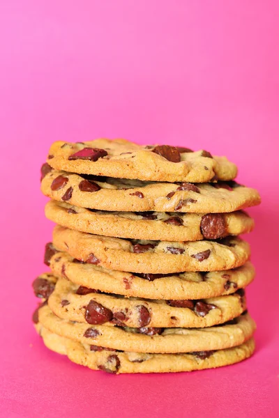 Chocolate chip cookie stack on pink vertical — Stock Photo, Image