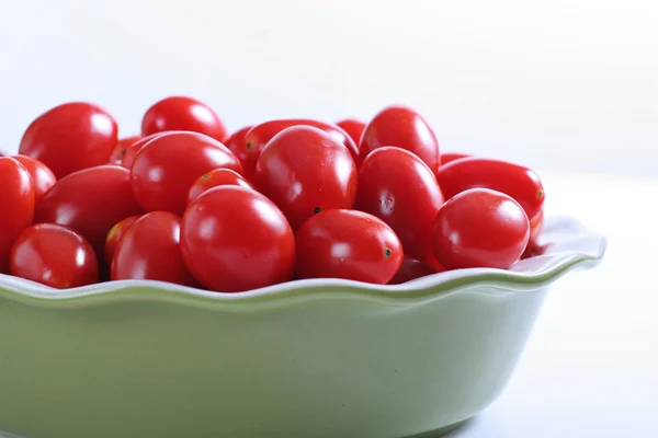 Skott av färska druva tomater i en skål — Stockfoto