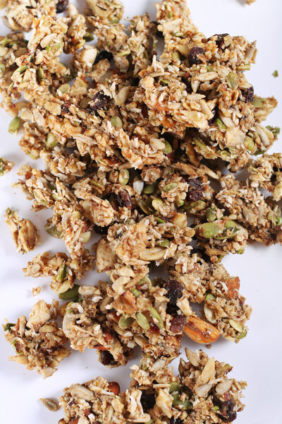 Гранола на белом фоне вертикально
