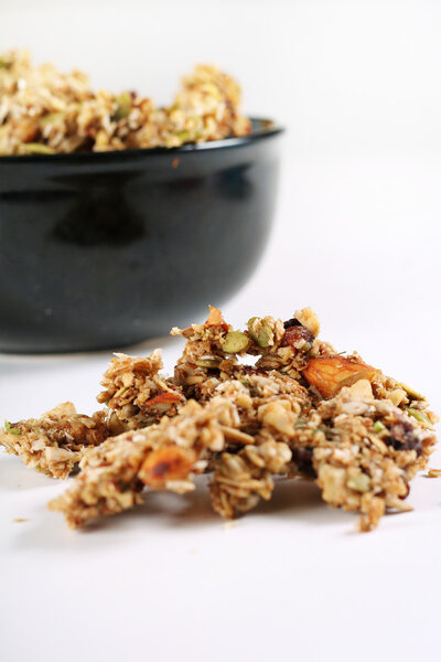 Домашняя мюсли в черной чаше
