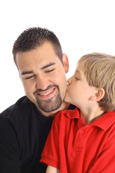 Niño besando padre aislado en blanco — Foto de Stock