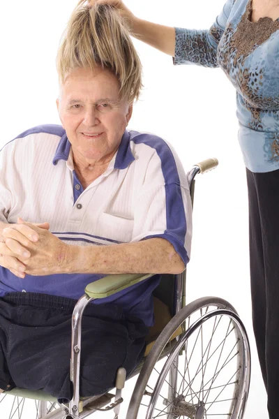 Handicap man dragen van een pruik — Stockfoto