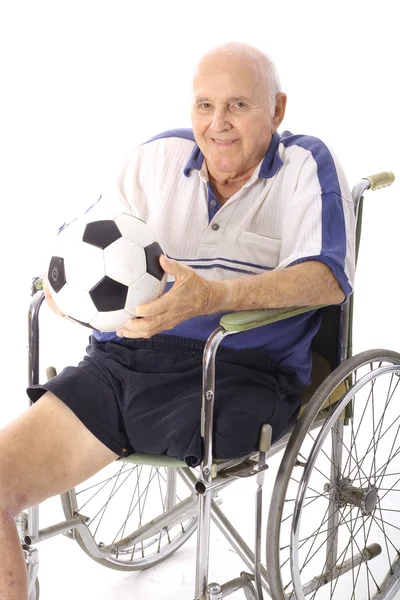 Мандикап літній чоловік з футбольним м'ячем вертикально — стокове фото
