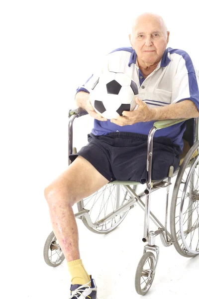 Tiro de um homem com deficiência em cadeira de rodas com bola de futebol — Fotografia de Stock