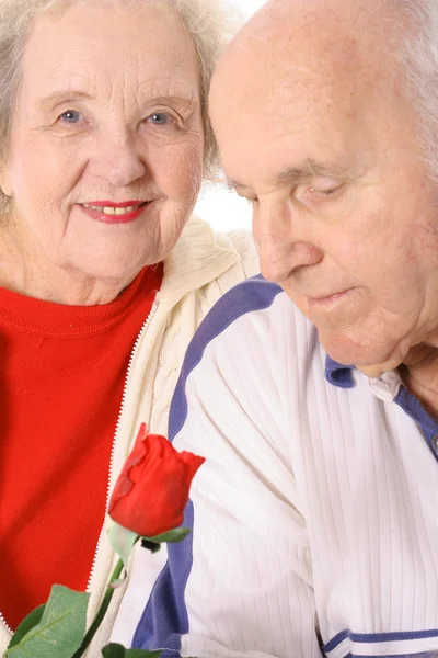 Πλάνο του ένας ηλικιωμένος άνδρας μυρίζοντας ένα τριαντάφυλλο — Φωτογραφία Αρχείου