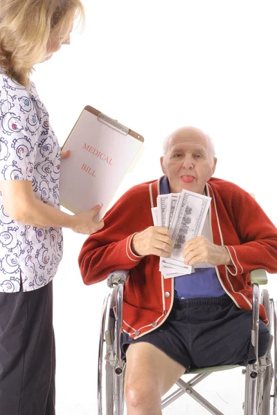 Osoby w podeszłym wieku człowiek płaci rachunki opieki zdrowotnej — Zdjęcie stockowe