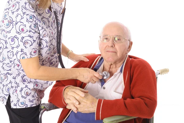 Νοσοκόμα ελέγχου ηλικιωμένους επανδρώνει παλμό που απομονώνονται σε λευκό — Φωτογραφία Αρχείου