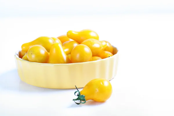 Gula päron tomater på vit — Stockfoto