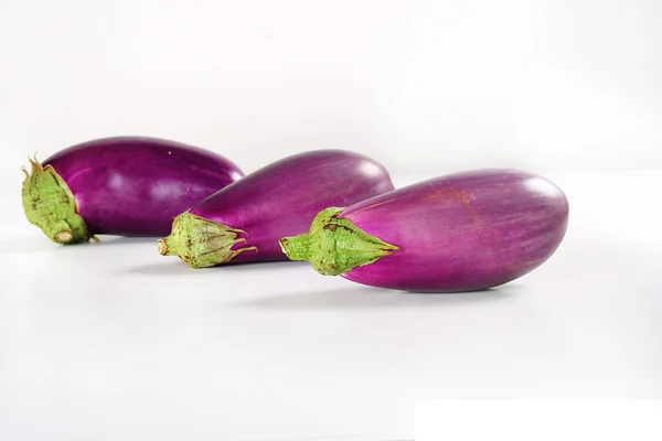 Beyaz üzerine üç organik patlıcan — Stok fotoğraf