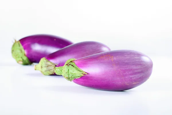 Färskt från trädgården auberginen på vit — Stockfoto