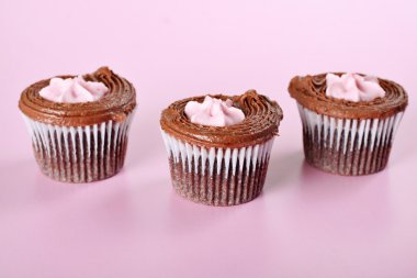 Ahududu krem ile cupcakes