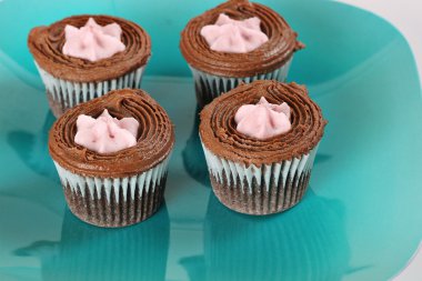 Ahududu krem ile cupcakes