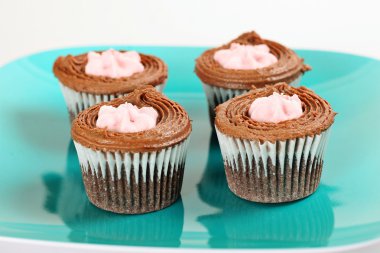 Ahududu krem ile cupcakes