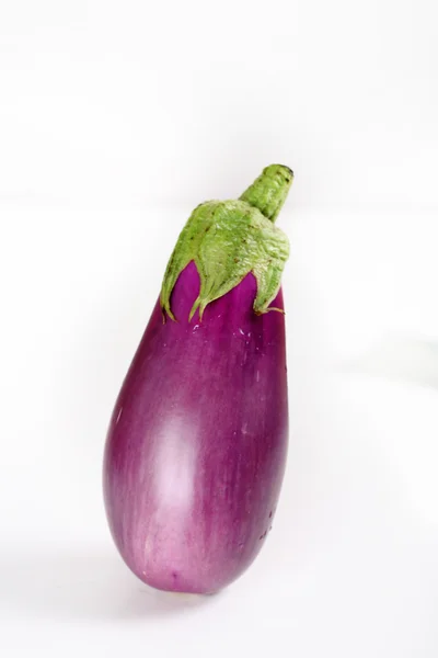 Beyaz üzerine patlıcan — Stok fotoğraf
