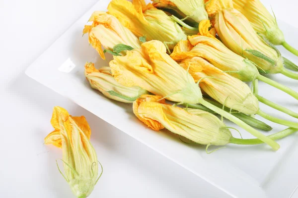 Plate of fresh squash blossoms from the market — Stock Photo, Image