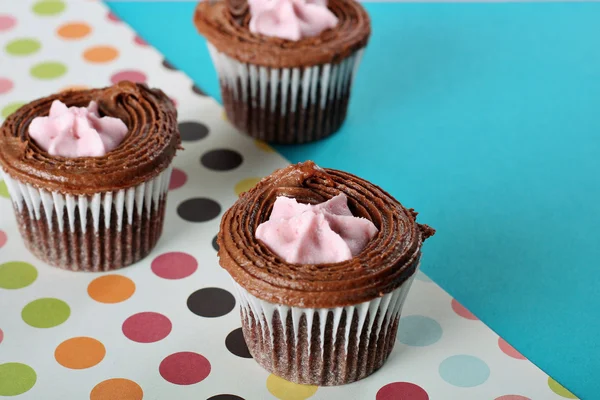 Tiro de lunares cupcakes rellenos de frambuesa — Foto de Stock