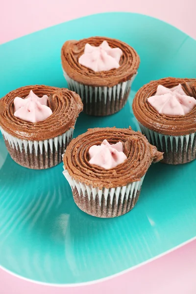 Tiro de cupcakes de chocolate rellenos de frambuesa vertical —  Fotos de Stock