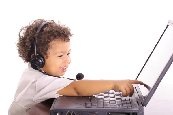 Niño apuntando a una computadora — Foto de Stock