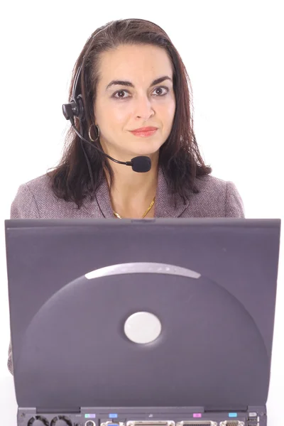 Shot van een vrouw op headset op zoek over laptop — Stockfoto