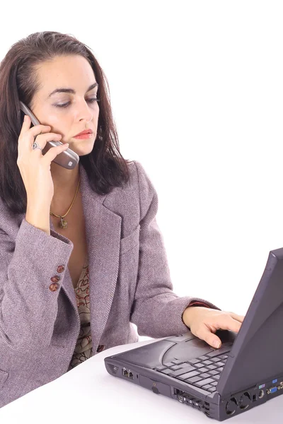 Женщина разговаривает по телефону с ноутбуком — стоковое фото
