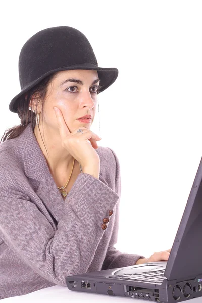 Vrouw in hoed verzenden van e-mail — Stockfoto