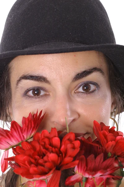 Kvinna i mössa med blommor vertikala — Stockfoto