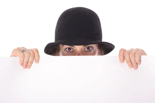Femeie în pălărie trage cu ochiul peste copyspace gol — Fotografie, imagine de stoc