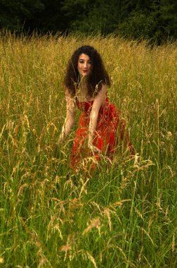 Çayırda güzel kadın