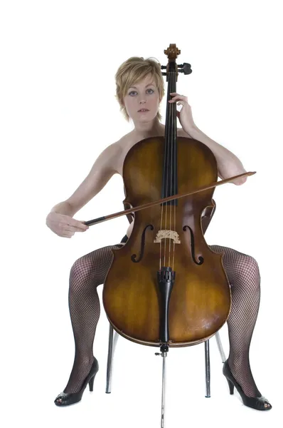 Blonde vrouw zitten met cello — Stockfoto