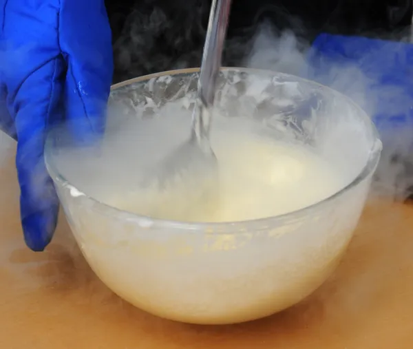 액체 질소로 아이스크림 만들기 스톡 사진