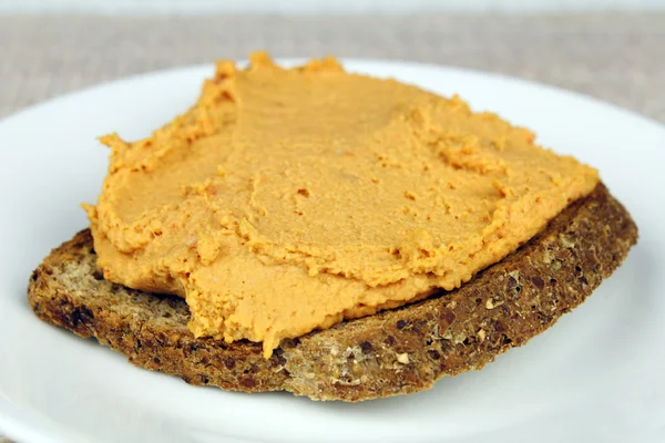 Red Pepper Hummus on Toast — Stock Photo, Image