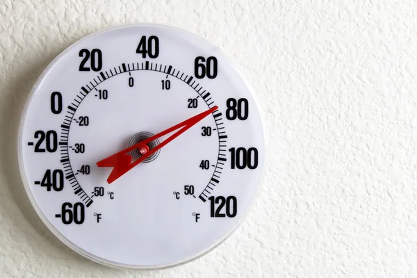 Круглый термометр на стене — стоковое фото