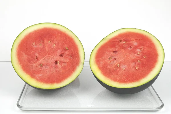 Zwei Hälften einer Wassermelone — Stockfoto