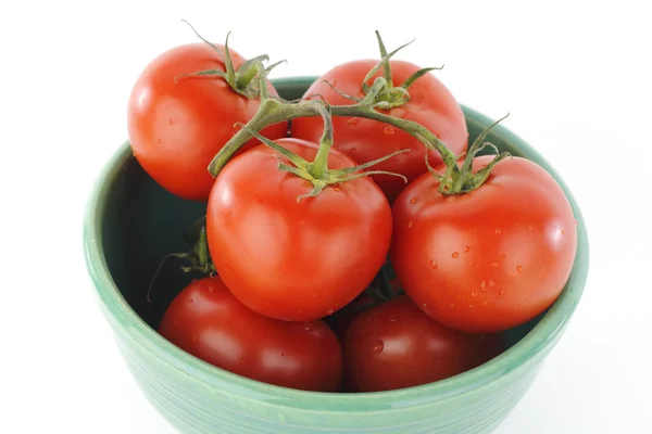 Tomaten op wijnstok in kom — Stockfoto