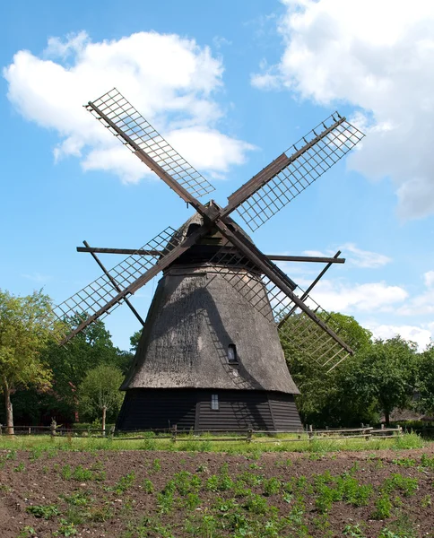 Starý větrný mlýn ve vesnici funen — Stock fotografie