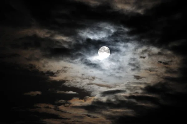Full moon and white clouds on black night sky — Stock Photo, Image