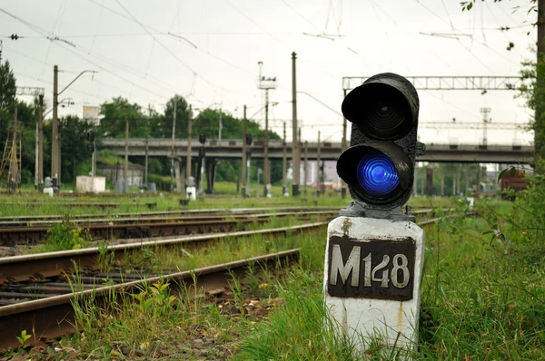 Lampu sinyal biru di samping kereta api — Stok Foto