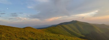 çimenli dağ ridge panorama yukarıda ışık mavi akşam gökyüzü