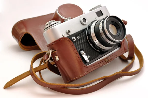Používá staromódní film foto kamera v koženém pouzdře — Stock fotografie