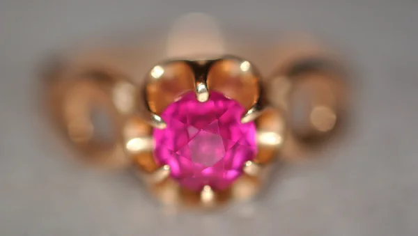 Diamante roxo em anel de ouro — Fotografia de Stock
