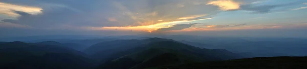 Ηλιοβασίλεμα πάνω από τα μπλε βουνά Πανόραμα — Φωτογραφία Αρχείου