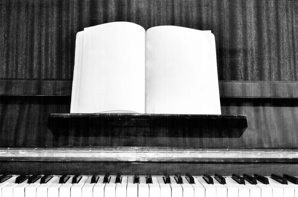 Gamla grunge pianotangenter med verkan — Stockfoto