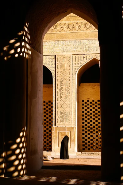 Женщина в мечети — стоковое фото