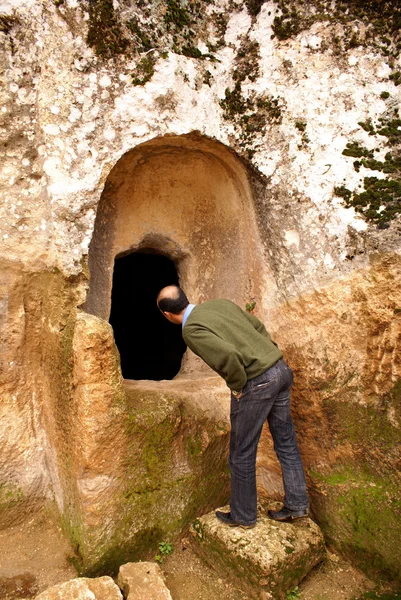 Człowiek i Jaskinia — Zdjęcie stockowe