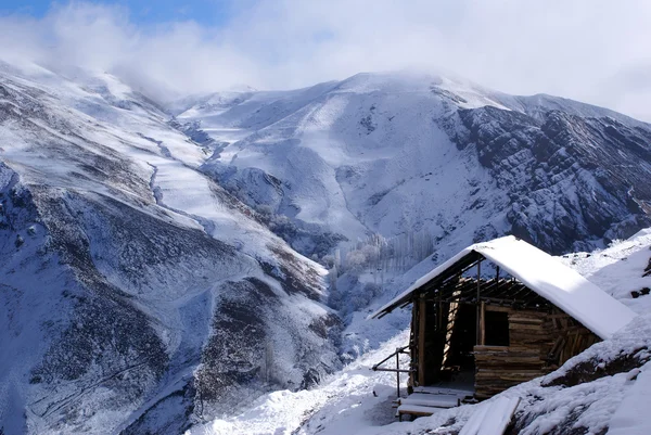 Μικρό σπίτι στο χειμερινό βουνό — Φωτογραφία Αρχείου