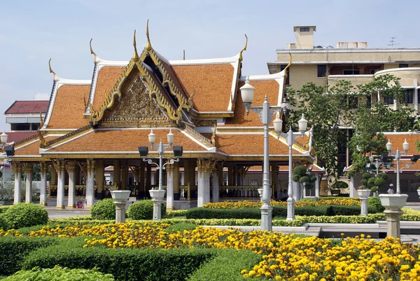 Buddhistisches Wat und Blumen — Stockfoto