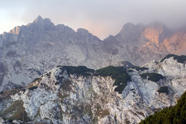 Gündoğumu ve dağ — Stok fotoğraf