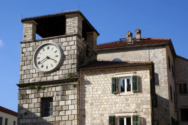Věž s hodinami a dům — Stock fotografie
